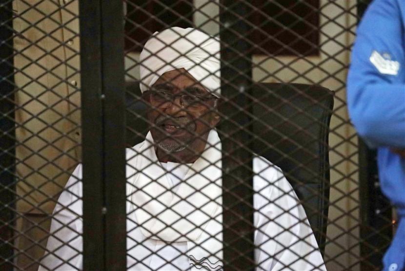 File foto Presiden terguling Sudan Omar Hassan al-Bashir duduk di kandang terdakwa selama persidangannya di Khartoum, Sudan, 14 Desember 2019. 