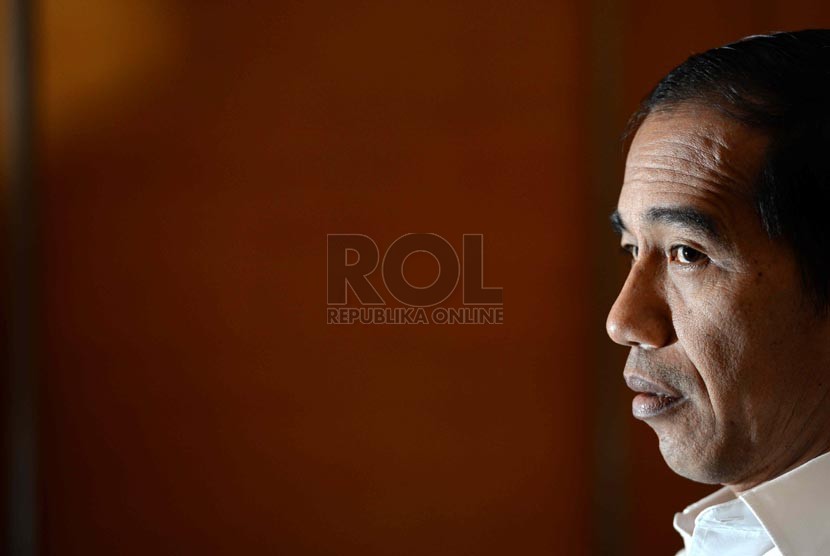 Presiden terpilih 2014-2015 dan Gubernur DKI Jakarta, Joko Widodo saat diskusi bersama jajaran redaksi harian Republika di Balai Kota, Jakarta, Rabu (3/9). (Republika/ Wihdan)