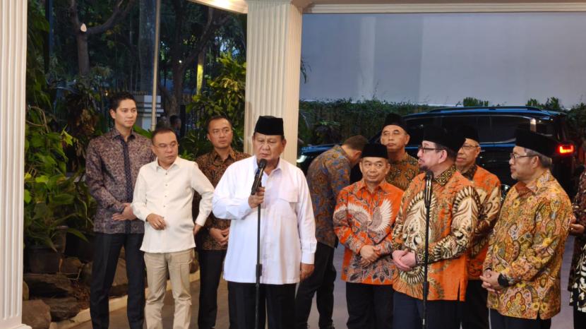 Presiden terpilih 2024 Prabowo Subianto saat menerima kunjungan para elite Partai Keadilan Sejahtera (PKS) di Rumah Kertanegara, Jakarta Selatan (Jaksel), Jumat (11/10/2024).