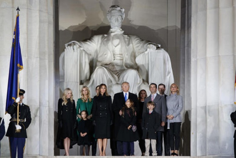 Presiden terpilih Amerika Serikat Donald Trump bersama keluarganya di konser jelang pelantikan di Lincoln Memorial, Kamis, 19 Januari 2017.