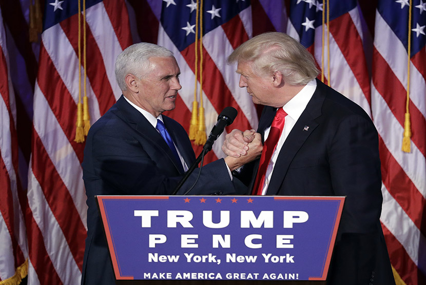 Presiden terpilih Donald Trump berjabat tangan dengan Wakil Presiden Pelect Mike Pence di New York, Rabu (11/09).