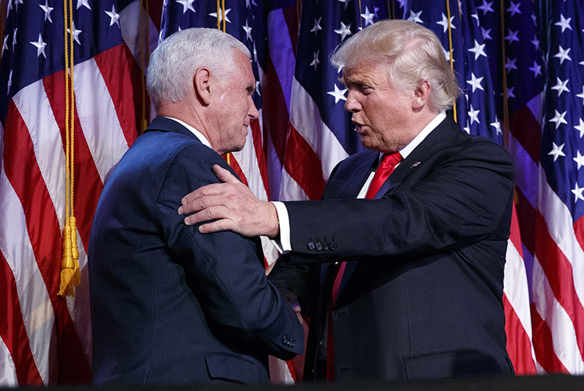Presiden terpilih Donald Trump berjabat tangan dengan Wakil Presiden Pelect Mike Pence di New York, Rabu (11/09).