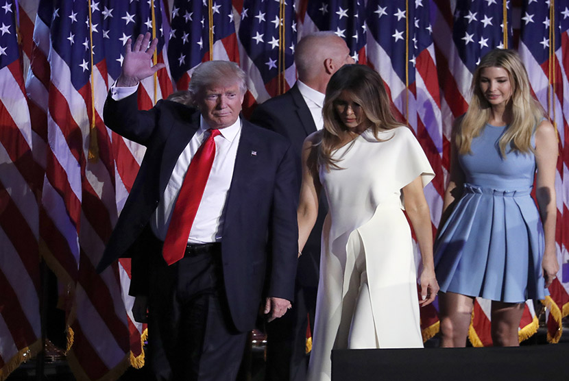 Presiden terpilih Donald Trump saat ia berjalan dengan istrinya Melania Trump diikuti oleh putrinya Ivanka Trump setelah memberikan pidato penerimaannya selama reli malam pemilihan, Rabu, 9 November, 2016, di New York. 