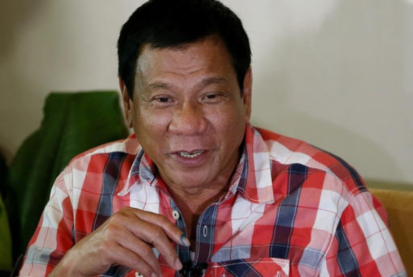 Presiden Filipina Rodrigo Duterte diambil sumpah dalam pelantikannya sebagai presiden di Istana Malacanang, Kamis, 30 Juni 2016. Putrinya Veronica tampak memegang Injil.