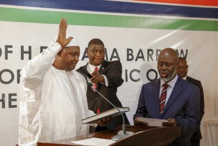 Presiden terpilih Gambia, Adama Barrow (kiri) disumpah di Kedubes Gambia di Dakar, Senegal, Kamis, 19 Januari 2017.