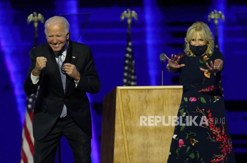 Reaksi Hamas Usai Kemenangan Joe Biden. Foto:  Presiden terpilih Joe Biden dan istrinya Jill Biden memberi isyarat kepada pendukung Sabtu, 7 November 2020, di Wilmington, Del.