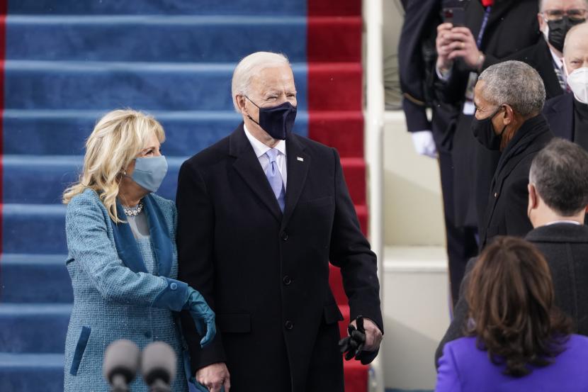  Presiden terpilih Joe Biden dan istrinya Jill, disambut oleh mantan Presiden Barrack Obama saat mereka tiba saat pelantikan Joe Biden sebagai Presiden AS di Washington, DC, AS, 20 Januari 2021. Biden memenangkan pemilu 3 November 2020 untuk menjadi Presiden ke-46 Amerika Serikat.