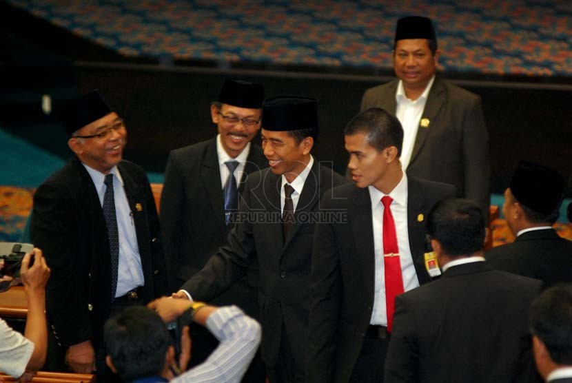 Presiden terpilih, Joko Widodo bersalaman dengan anggota DPRD nya sesaat setelah sidang paripurna di Gedung DPRD DKI, Jakarta Pusat, Kamis (2/10). (Republika/Raisan Al Farisi) 