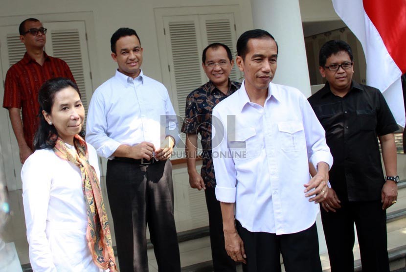 Presiden terpilih Joko Widodo bersama Kepala Staf Kantor Transisi Rini M Soemarno (kiri) saat meresmikan kantor transisi di Jalan Situbondo, Menteng, Jakarta, Senin (4/8). (Republika/ Yasin Habibi)