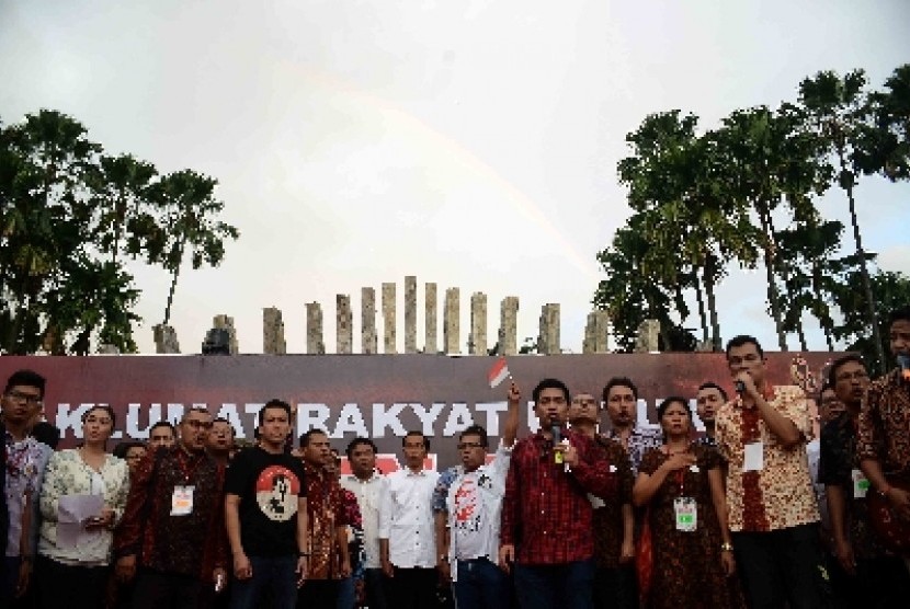 Presiden terpilih, Joko Widodo bersama para relawannya syukuran relawan di Tugu Proklamasi, Jakarta, Rabu (23/7). 
