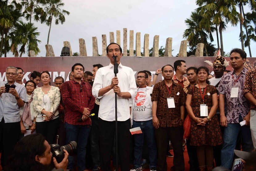 Presiden terpilih, Joko Widodo bersama para relawannya syukuran relawan di Tugu Proklamasi, Jakarta, Rabu (23/7).