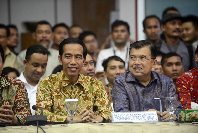 Presiden terpilih, Joko Widodo dan Wakil Presiden terpilih Jusuf Kalla menghadiri rapat rekapitulasi penghitungan suara nasional dan luar negeri pemilihan Presiden 2014 di Gedung KPU, Jakarta, Selasa (22/7).