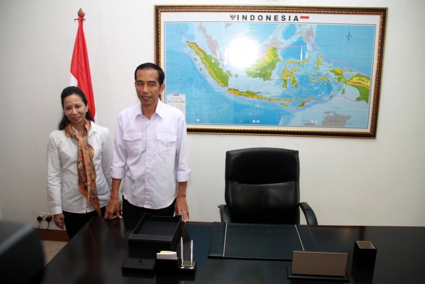 Presiden terpilih Joko Widodo didampingi Rini M Soemarno saat meresmikan kantor transisi di Jalan Situbondo, Menteng, Jakarta, Senin (4/8).