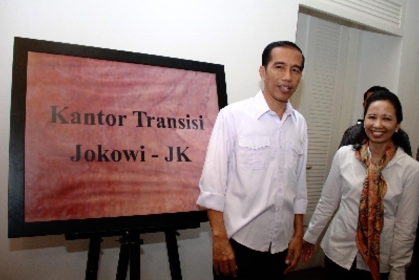 Presiden terpilih Joko Widodo didampingi Rini M Soemarno saat meresmikan kantor transisi di Jalan Situbondo, Menteng, Jakarta, Senin (4/8