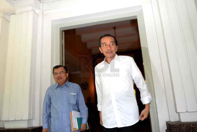 Presiden Terpilih Joko Widodo (kanan) bersama Wakil Presiden Terpilih Jusuf Kalla mengadakan konferensi pers di rumah dinas kegubernuran DKI Jakarta, Jumat (10/10). (Republika/ Wihdan)