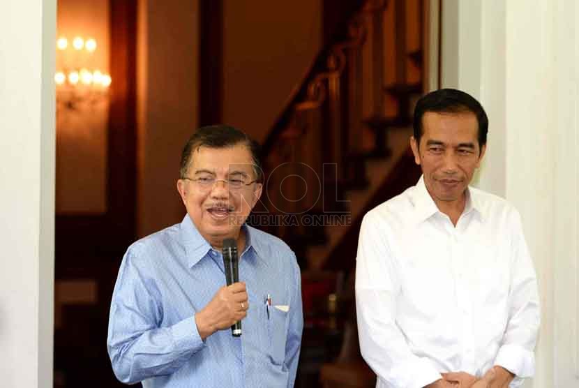 Presiden Terpilih Joko Widodo (kanan) bersama Wakil Presiden Terpilih Jusuf Kalla mengadakan konferensi pers di rumah dinas kegubernuran DKI Jakarta, Jumat (10/10). (Republika/ Wihdan)