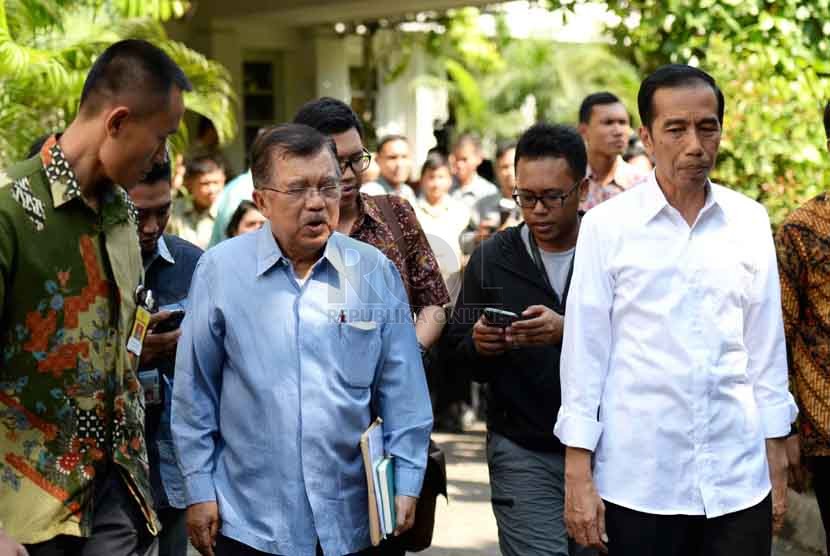 Presiden Terpilih Joko Widodo (kanan) bersama Wakil Presiden Terpilih Jusuf Kalla usai mengadakan konferensi pers di rumah dinas kegubernuran DKI Jakarta, Jumat (10/10).  (Republika/ Wihdan)