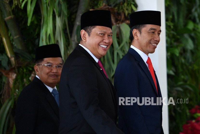 Presiden terpilih Joko Widodo (kanan) dan Wakil Presiden Jusuf Kalla (kiri) serta Ketua MPR Bambang Soesatyo (tengah) tiba untuk mengikuti upacara pelantikan presiden dan wakil presiden periode 2019-2024 di Gedung Nusantara, Kompleks Parlemen, Senayan, Jakarta, Ahad (20/10/2019). 