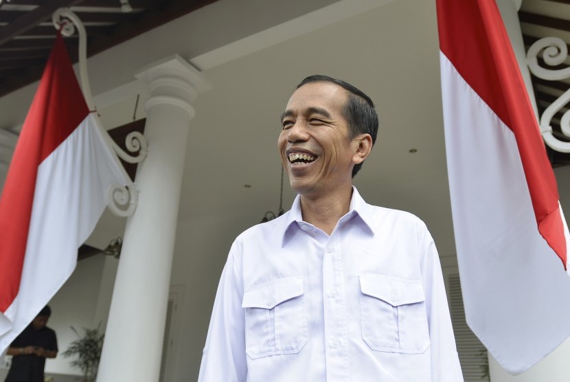 Presiden terpilih Joko Widodo melemparkan tawa usai meresmikan pembukaan Kantor Transisi Jokowi - JK di Jalan Situbondo Nomor 10, Menteng, Jakarta Pusat, Senin (4/8). 