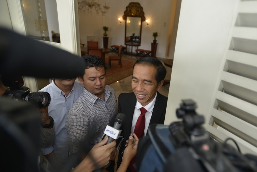 Presiden terpilih Joko Widodo menjawab sejumlah pertanyaan wartawan sebelum mulai beraktivitas di Balai Kota, Jakarta, Rabu (23/7). 
