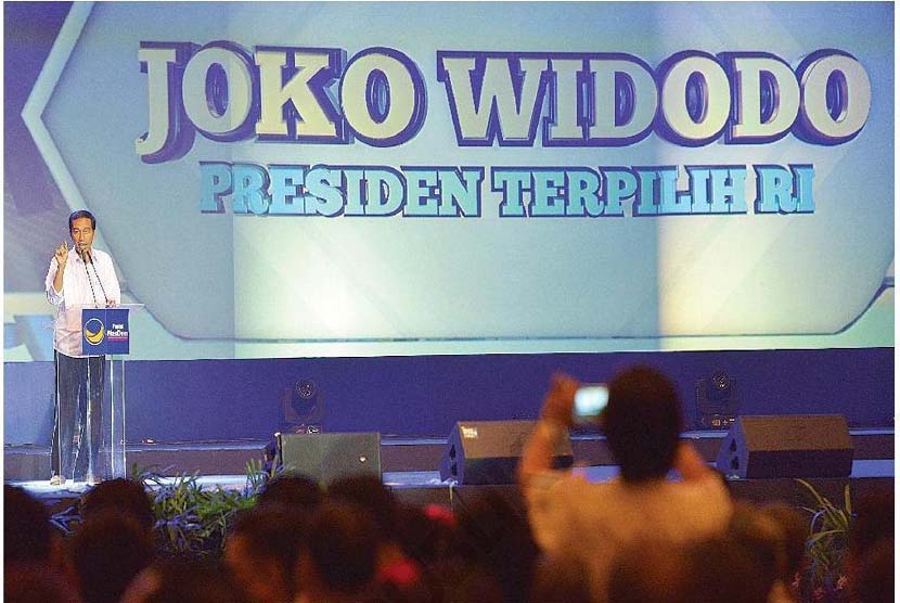 Presiden terpilih Joko Widodo menyampaikan sambutan pada acara halal bihalal dengan relawan Jokowi-JK, di Jakarta ,Jumat (22/8).