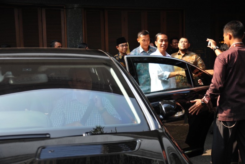 Presiden terpilih Joko Widodo mulai beraktivitas menggunakan mobil dinas barunya dan pengawalan pasukan pengamanan Presiden di kawasan Menteng, Jakarta, Sabtu (23/8). 