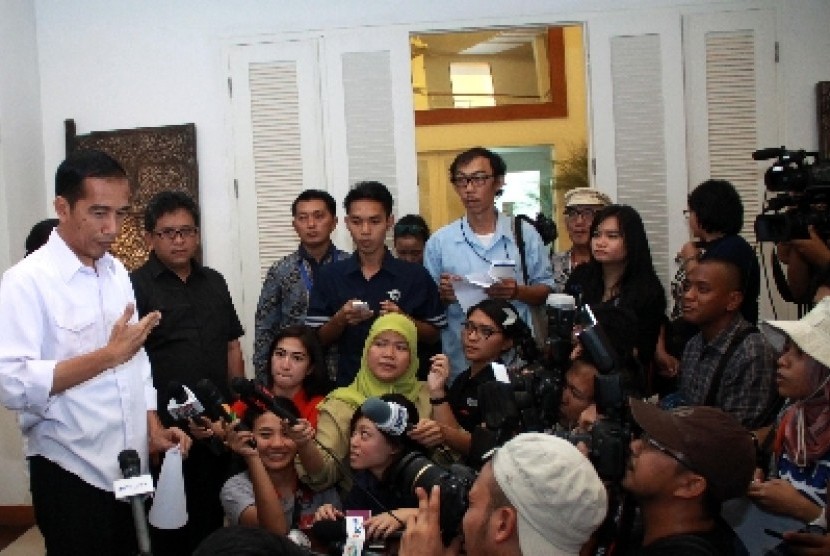 Presiden terpilih Joko Widodo saat meresmikan kantor transisi di Jalan Situbondo, Menteng, Jakarta, Senin (4/8). 