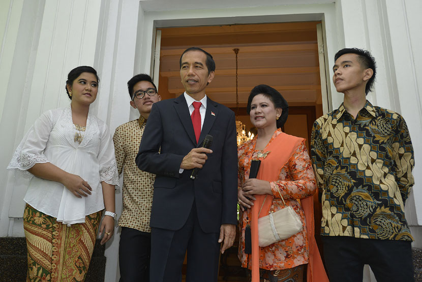  Presiden terpilih Joko Widodo (tengah) bersama Isteri Ny. Iriana (kedua kanan), anak sulung Gibran Rakabuming Raka (kanan), anak kedua Kahiyang Ayu (kiri) dan anak bungsu Kaesang Pangarep (kedua kiri) di Rumah Dinas Gubernur DKI Jakarta, Senin (20/10). (A