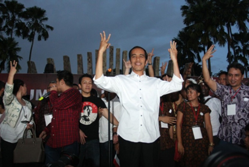 Presiden terpilih Joko Widodo (tengah) didampingi sejumlah relawan menghadiri syukuran kemenangan Jokowi-Jk di Tugu Proklamasi, Jakarta, Rabu (23/7)