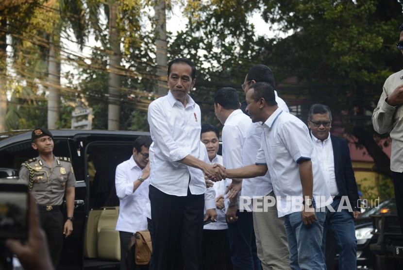 Presiden Terpilih Joko Widodo tiba untuk menghadiri pembubaran Tim Kampanye Nasional (TKN) Joko Widodo-Ma'ruf di Resto Seribu Rasa, Jakarta, Jumat (26/7).