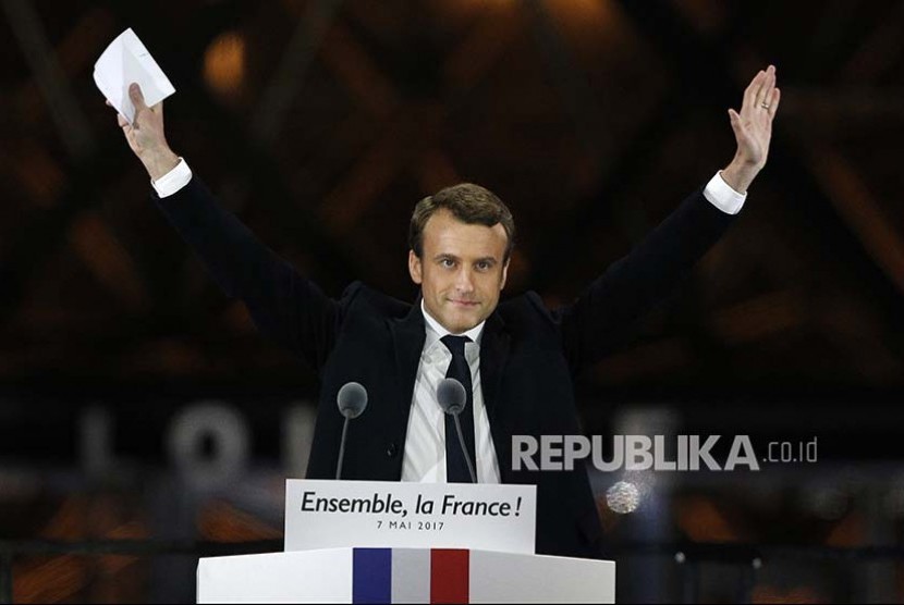Presiden terpilih Perancis Emmanuel Macron perayaan kemenangan di depan Museum Louvre. 