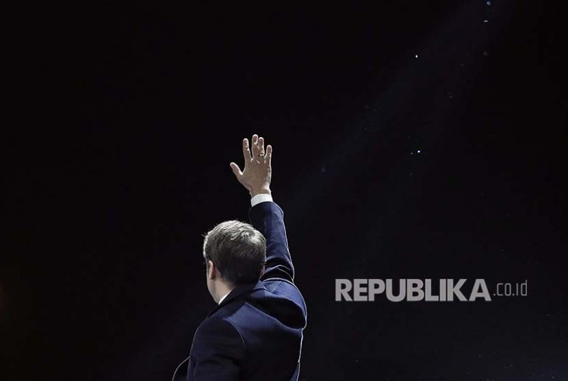 Presiden terpilih Perancis Emmanuel Macron perayaan kemenangan di depan Museum Louvre. 