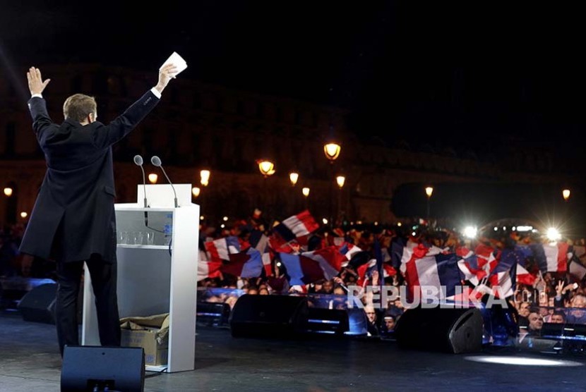 Presiden terpilih Perancis Emmanuel Macron perayaan kemenangan di depan Museum Louvre. 
