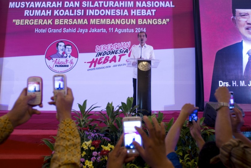 Presiden terpilih periode 2014-2019 Joko Widodo memberi sambutan dalam Musyawarah dan Silaturahmi Nasional Rumah Koalisi Indonesia Hebat di Jakarta, Senin (11/8). 