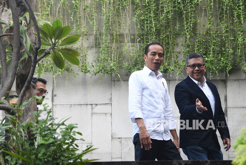 Sekjen PDIP Hasto Kristiyanto (kanan) bersama Presiden Joko Widodo (kiri).