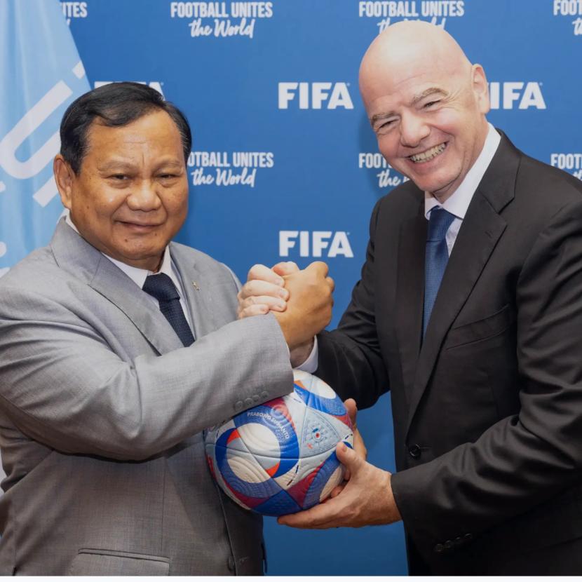 Presiden terpilih Prabowo Subianto bertemu Presiden FIFA Gianni Infantino di Paris, Prancis, Sabtu (27/7/2024). Infantino berkomitmen untuk terus mendukung kemajuan sepak bola Indonesia.