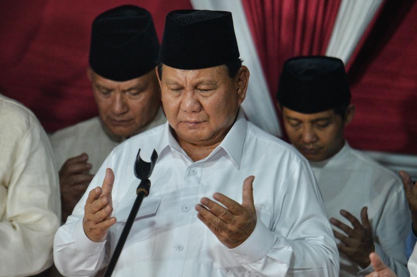 Presiden terpilih Prabowo Subianto didampingi partai pengusung Koalisi Indonesia Maju (KIM) memanjatkan doa usai menyampaikan pidato kemenangan di kediamannya di Jalan Kertanegara IV, Jakarta, Rabu (20/3/2024).