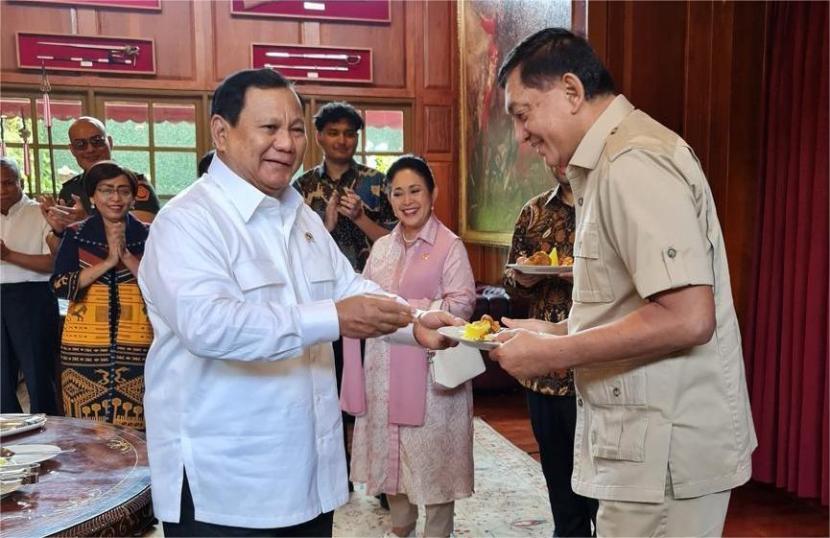 Presiden Terpilih Prabowo Subianto menyerahkan potongan tumpeng kepada sahabatnya Sjafrie Sjamsoeddin.