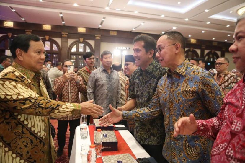 Presiden terpilih Prabowo Subianto saat hendak berjabat tangan dengan Sekjen PAN Eddy Soeparno. (foto ilustrasi).
