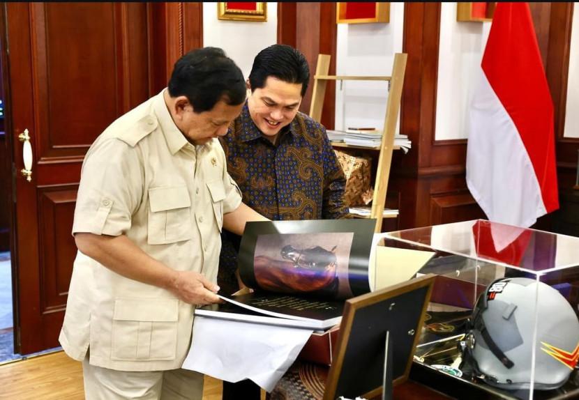 Presiden Terpilih sekaligus Menhan Prabowo Subianto menerima kunjungan Menteri BUMN sekaligus Ketua Umum PSSI Erick Thohir di kantor Kemenhan, Jakarta Pusat, Rabu (19/6/2024). 