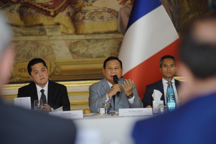 Presiden Terpilih sekaligus Menteri Pertahanan (Menhan) RI, Prabowo Subianto bersama Menteri BUMN Erick Thohir di Paris, Prancis, Kamis (25/7/2024).