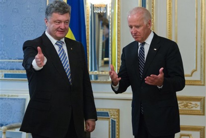 Presiden terpilih Ukraina, Petro Poroshenko ketika menerima Wakil Presiden AS, Joseph Biden.