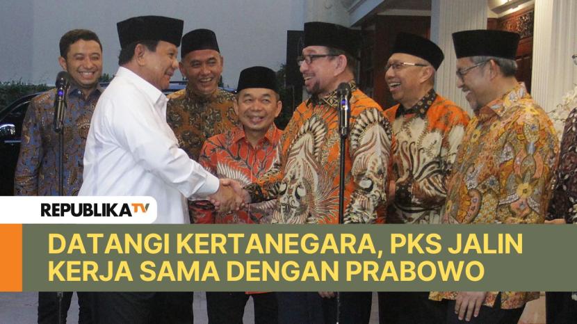 Presiden terpilih yang juga Ketua Umum Partai Gerindra Prabowo Subianto (kiri) berjabat tangan dengan Ketua Majelis Syuro PKS Salim Segaf Aljufri (kedua kiri) didampingi Sekjen PKS Aboe Bakar Al-Habsyi (kanan) dan Ketua Harian DPP PKS Ahmad Haryawan (ketiga kiri) usai melakukan pertemuan di kediaman Prabowo, Kertanegara, Jakarta, Jumat (11/10/2024). 