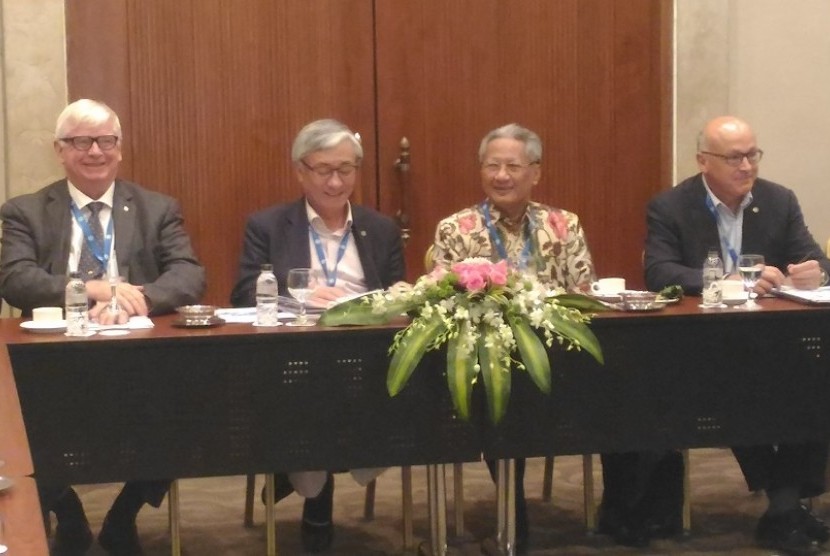 Presiden the International Federation of Consulting Engineers (FIDIC) Jae-Wan Lee (kedua kiri) dan Ketua Asosiasi Konsultan Indonesia (Inkindo), Nugroho Pudji Rahardjo (kedua kanan).  