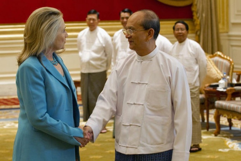 Presiden Thein Sein menjabat Hillary Clinton. Reformasi yang dilakukan mengakhiri isolasi di negaranya