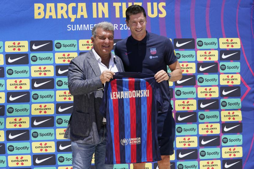  Presiden tim sepak bola FC Barcelona Joan Laporta, kiri, memperkenalkan striker baru Robert Lewandowski, Rabu, 20 Juli 2022, di Fort Lauderdale, Florida 