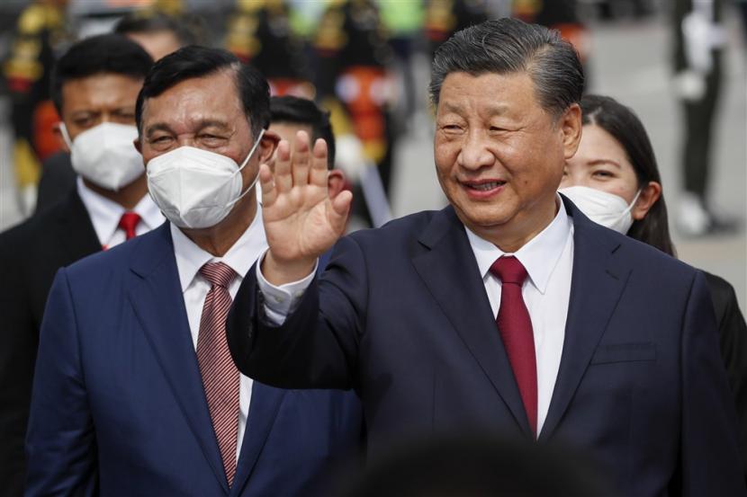  Presiden Tiongkok Xi Jinping (kanan) melambaikan tangan saat tiba di Bandara Internasional Ngurah Rai menjelang KTT G20 di Bali, 14 November 2022. KTT Kepala Negara dan Pemerintahan Kelompok Dua Puluh (G20) ke-17 akan diadakan di Bali mulai 15 s/d 16 November 2022.