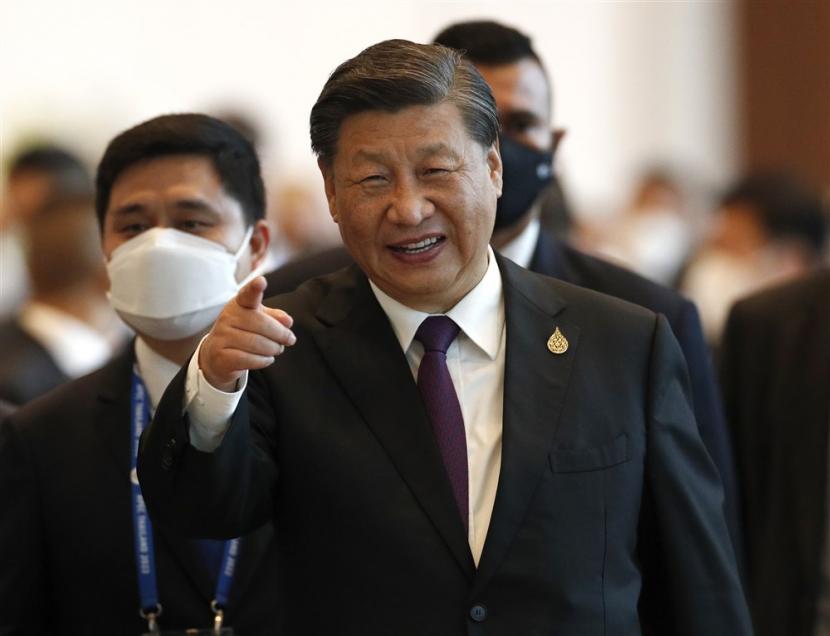  Presiden Tiongkok Xi Jinping. Direktur Intelijen Nasional Amerika Serikat (AS) Avril Haines mengatakan Presiden China Xi Jinping tidak bersedia menerima vaksin Barat. 