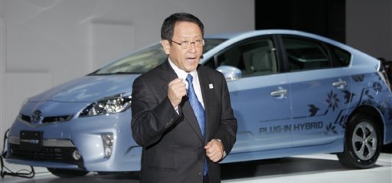 Presiden Toyota Motor Corp. Akio Toyoda berbicara saat peluncuran Prius PHV di arena Tokyo Motor Show 2011, Rabu (30/11).