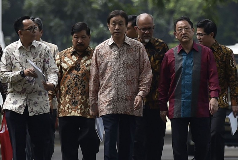 Presiden Toyota Motor Corporation (TMC) Akio Toyoda (kedua kanan) berjalan di halaman Istana Merdeka Jakarta, usai bertemu dengan Presiden Joko Widodo, Senin (13/3). 